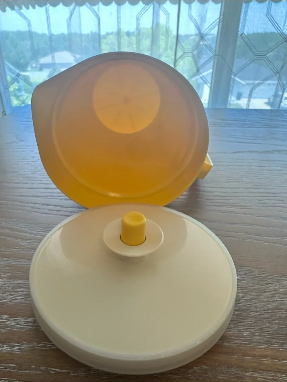 Tupperware Harvest Gold 2 quart pitcher